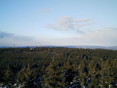 Blick vom Süntelturm in Richtung Norden auf den Deister - Vergrößerung bei Klick