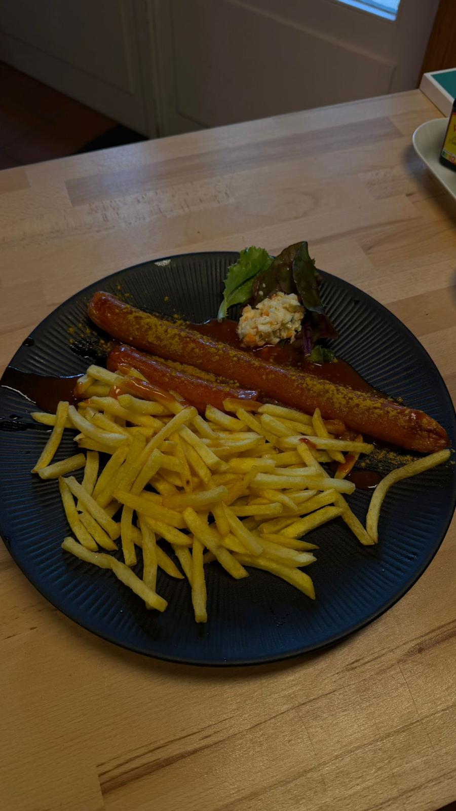 Wurst mit Pommes